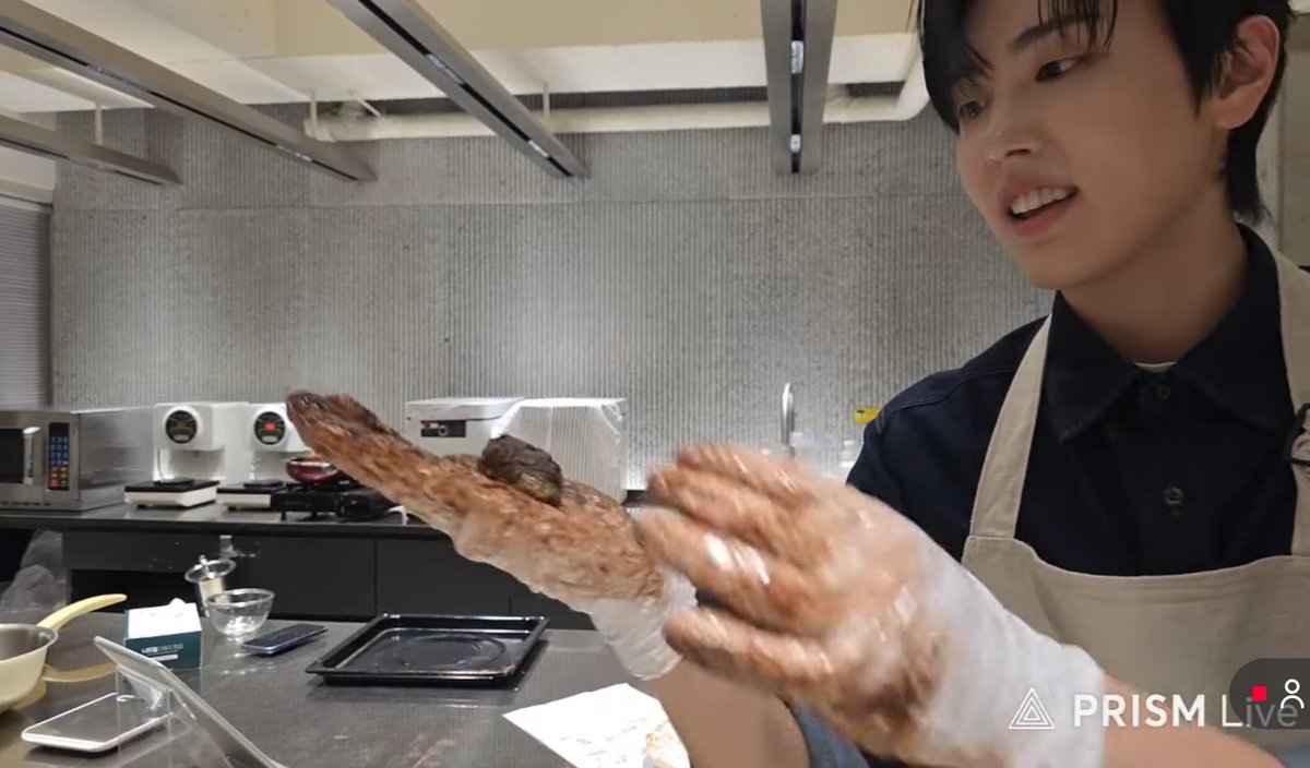 インソンが生み出したドバイ寿司
🌰안되겠다×5 僕は掃除に才能があるみたいです