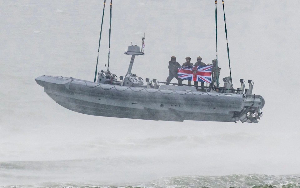 Bricktop_NAFO's tweet photo. 🇬🇧🇬🇧🇬🇧😎British Royal Marines pull the Union Jack out whilst they get airlifted on their boat by a Chinook helicopters, Fuck yeah😎🇬🇧🇬🇧🇬🇧 https://t.co/kKzmXlrln3