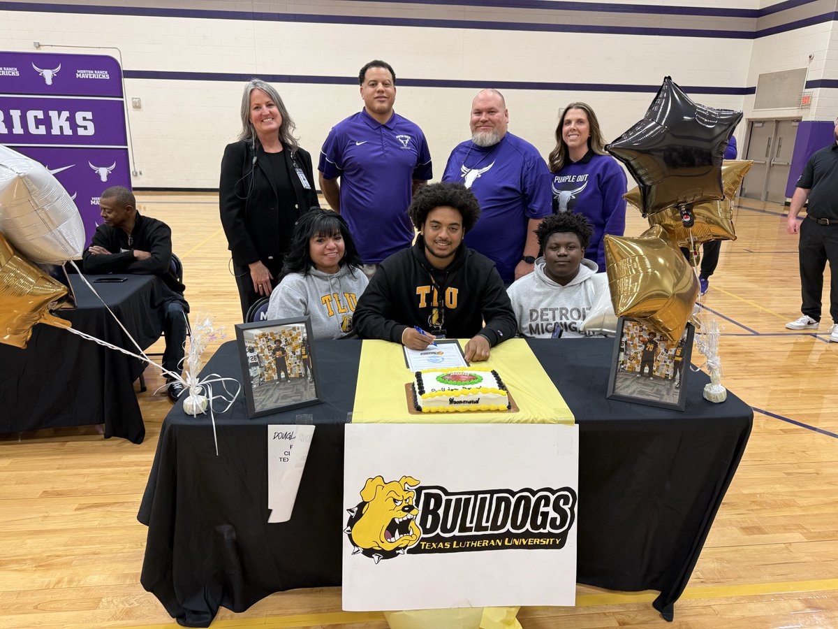 MRHS_SPORTS's tweet photo. THEY DID THAT! 🔥 
Incredibly proud of this group for grinding and earning their spots at the next level! Big congrats to our athletes officially signing to play at the next level. We are so proud of you! #RecruitMortonRanch https://t.co/WpxDqIJQJk