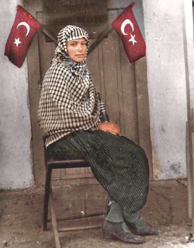 1933 yılında Türkiye’nin ilk kadın muhtarı seçilen Gül Esin, Aydın’ın Çine İlçesi, Karpuzlu Bucağı’nın muhtarlığını iki yıl boyunca yapmıştır. Resmini aşağıya bırakıyorum. Bak bakalım meclis üyesi Gül Esin’in başörtüsü var mı yok mu? Yaşasın Mustafa Kemal Atatürk.