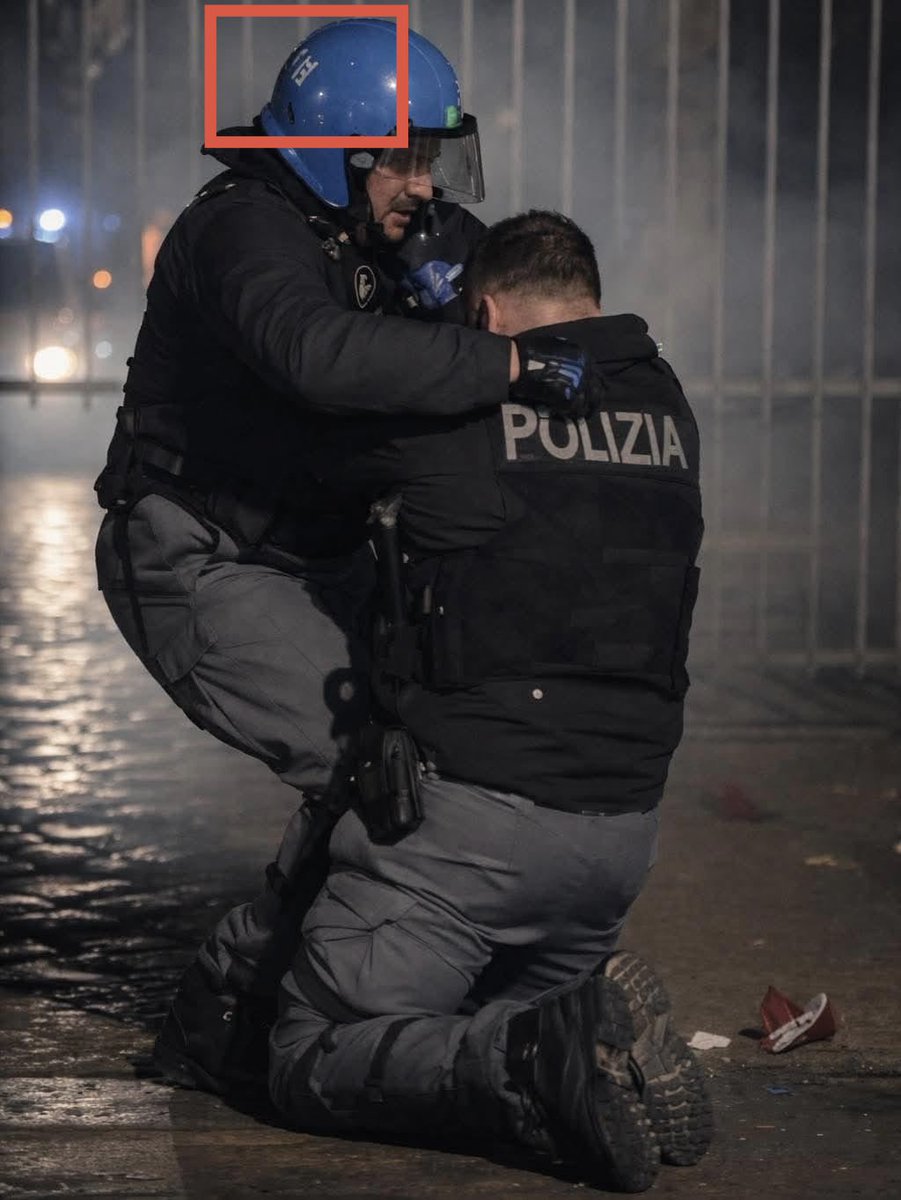 Non è tanto se il poliziotto si sia tagliato o meno i capelli… è semplicemente che la polizia di stato ha fatto circolare un’immagine generata con l’AI. 

Che finaccia…