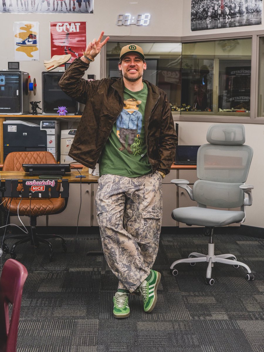 Sneakers del aula | Día 96
Bad Bunny x Adidas Gazelle ‘Yunque’