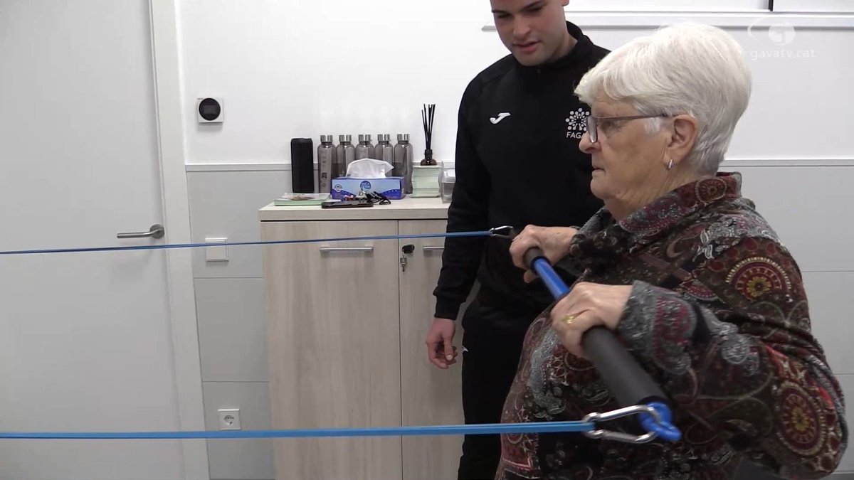GtvNoticies's tweet photo. L'@AlzheimerGava compta des de fa poc amb un petit gimnàs que els ha permès iniciar el programa “FAGA et mou”. Activitat física en la que també es treballa la força i que millora el benestar dels usuaris tant des del punt de vista físic com cognitiu. https://t.co/QNJiEhdV5w https://t.co/N54g5PuWW9