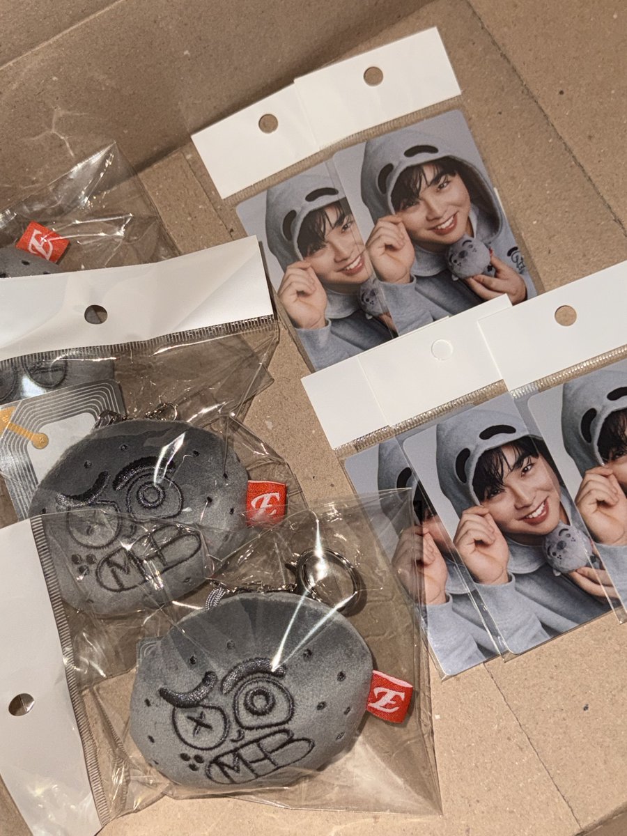 문현빈 문돌멩 굿즈 옴 아 웃겨 
포카는 단단한 재질이라 맘에 듦