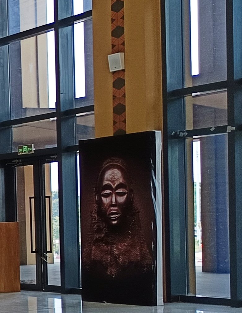 Honoré d'avoir été l'hôte du prof <a href="/Balufu/">Balufu Bakupa-Kanyinda</a>, directeur général du Centre culturel pour l'Afrique centrale (Grand Tambour). 
Cet homme d'immense culture et d'une rectitude rare, dirige cette institution de main de maître pour veiller à sa pérennité.
Après avoir visité les