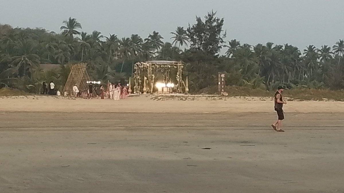 99Goa's tweet photo. Well, Wedding Season has returned at #Mandrem Riva Resorts , whose owner is Prospective Son-in-Law of CM #Goa Pramod Sawant (Beti ab Baalig ho gayi hai ).

This time it's not at shore, behind High Tide line.

Bursting some novel crackers. https://t.co/gcyOwQ4oT6