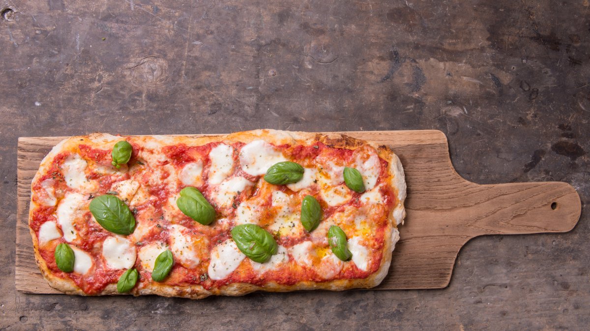 CafeCLtd's tweet image. Just how you do package those thick, rectangular pizzas, with cheese that melts all the way down the sides? Get in touch with the team @CafeCLtd, we’ve just the thing! Whether you need a sturdy base board or a corrugated box for #delivery, we have the perfect #packagingsolution