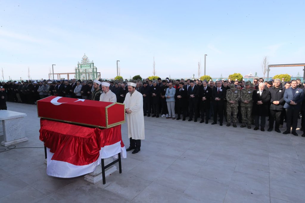 HatayValiligi's tweet photo. 📌Kahraman Şehidimiz Son Yolculuğuna Uğurlandı.

📌 3 Şubat 2026 tarihinde Şehit olan Bakım Astsubay Kıdemli Başçavuş Talat OKUR, dualar eşliğinde son yolculuğuna uğurlandı. Valimiz Mustafa MASATLI, Milletvekilimiz Abdulkadir ÖZEL, Hatay Büyükşehir Belediye Başkanı Mehmet ÖNTÜRK, İl ve İlçe Protokolümüz, Kahraman Şehidimizin Kıymetli Ailesi, yakınları ve vatandaşlarımızın katılımlarıyla kılınan Cenaze Namazı’nın ardından Kahraman Şehidimizin naaşı Karaağaç Mezarlığı’nda defnedildi.

🇹🇷Aziz Türk Milletimizin başı sağ olsun. Kahraman Şehidimizin ruhu şad, mekânı cennet olsun.
