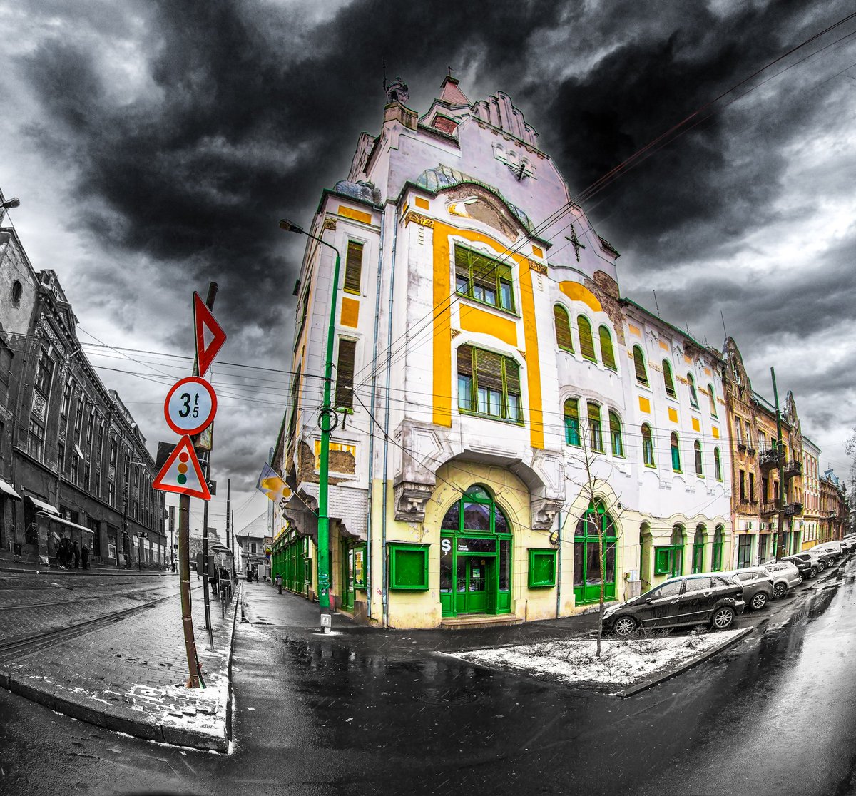 liliana_dorina's tweet photo. #Timișoara #Romania #TraianSquare #winter #streetphotography #selectivecoloring #fisheyelens
📷#CanonEosRP 
Good Afternoon Friends ❤️ https://t.co/WEQ0BdcnL1