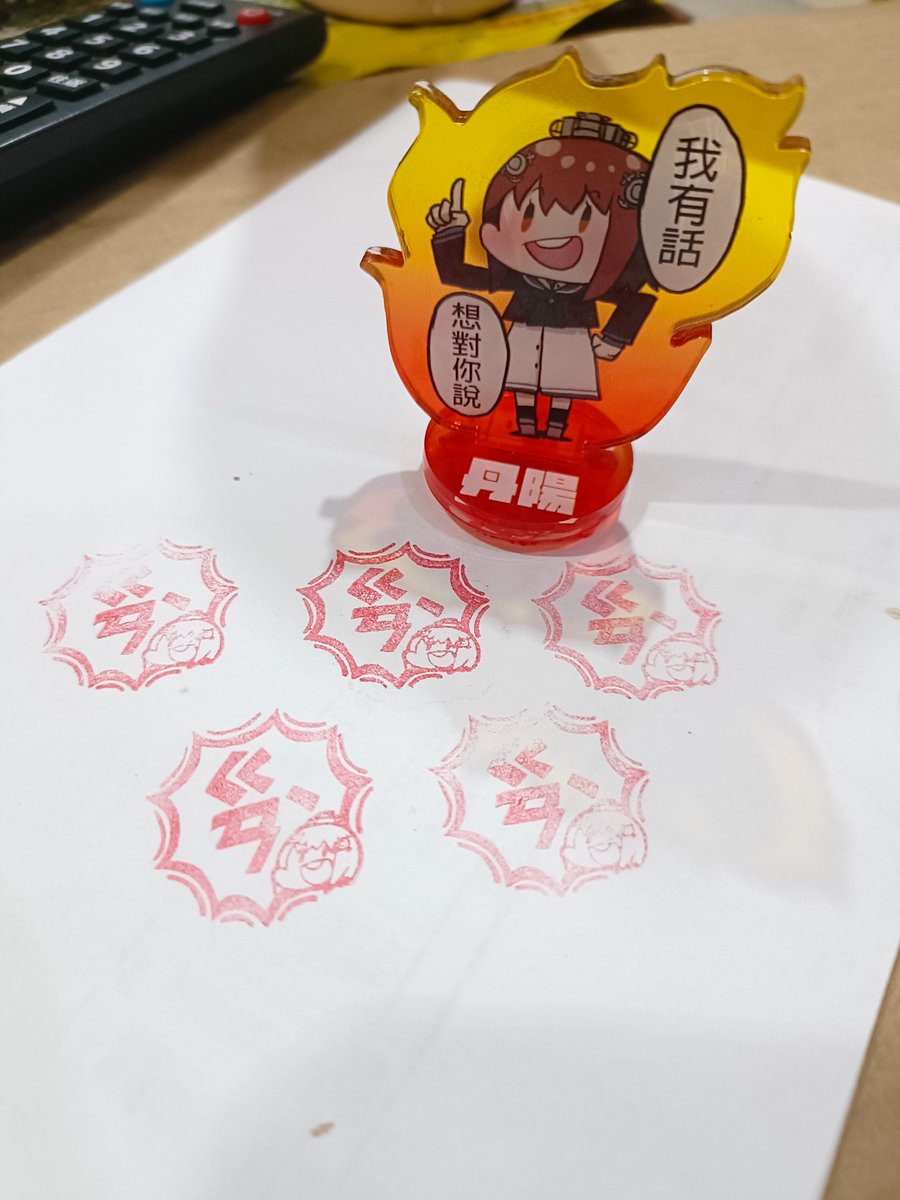 Hi_ye's tweet photo. これは台湾FF46の会場外限定販売の丹陽アクリルスタンド印章なんですが……それでも皆さんにお見せしたくて！
上には不思議な「台湾専用エルフ語」が書いてあります！ https://t.co/WDk9PhnVGB