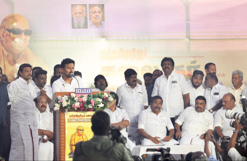 Udhaystalin's tweet photo. தமிழ்நாட்டின் தனிப்பெரும் தலைவர் நம் முத்தமிழ் அறிஞர் கலைஞர் அவர்களின் திருவுருவச்சிலையை தஞ்சை மாவட்டம் செங்கிப்பட்டி அருகே இன்று திறந்து வைத்தோம்.

உணர்வாக இருந்து இன்றும் நம்மை வழிநடத்தும் முத்தமிழறிஞர் கலைஞர் அவர்களின் சாதனைகளை உற்சாகத்துடன் திரண்டிருந்த பொதுமக்களிடம் எடுத்துரைத்தோம்.

கலைஞர் அவர்கள் வழியில் நடைபோடும் நம் முதலமைச்சர் @mkstalin அவர்கள் தலைமையில் மீண்டும் திராவிட மாடல் அரசை அமைத்திட முத்தமிழ் அறிஞர் சிலைக்கு முன்பாக உறுதி ஏற்றோம்.

கலைஞர் அவர்களின் புகழ் ஓங்கட்டும்!
@KN_NEHRU @RRajakannappan @Anbil_Mahesh @Govichezhian @SSP_MANICKAM #DuraiChandrasekaran @NeelamegamTkg @Murasoli_tnj @sunramanathan_ 
@ilaiyadmk