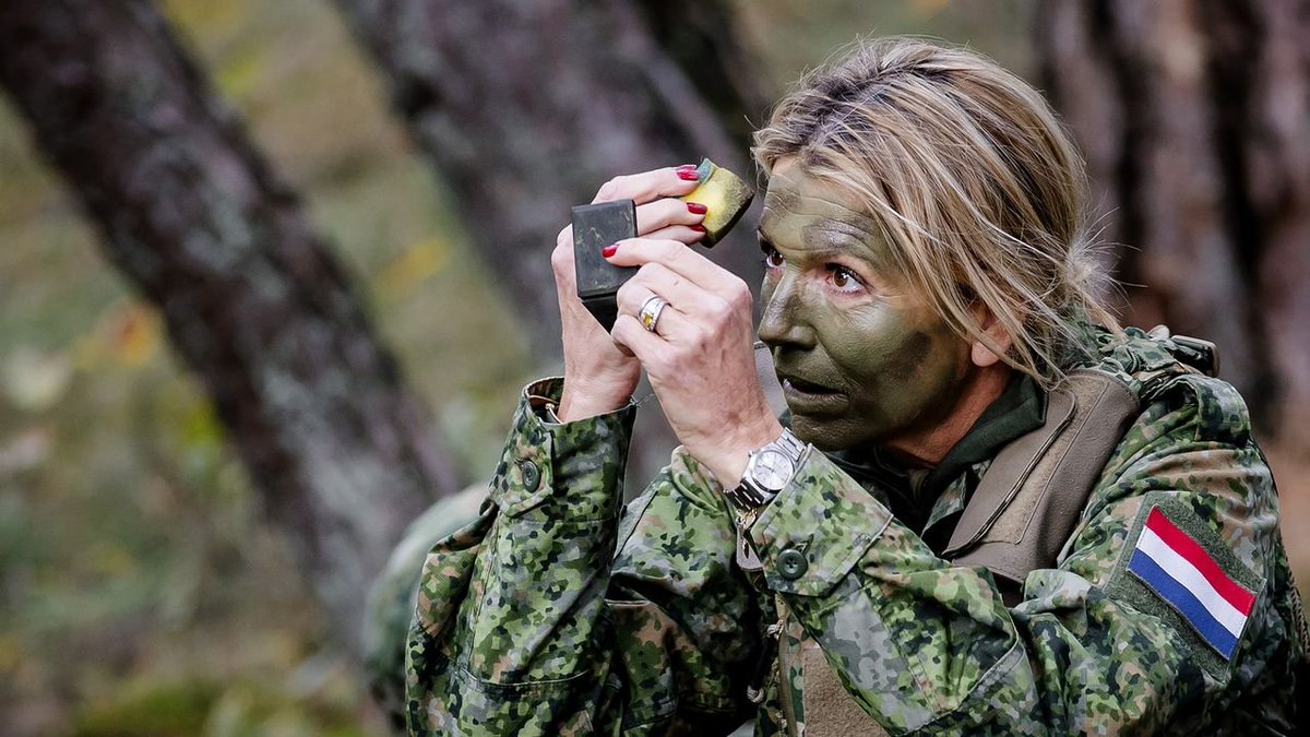 rinusredpill's tweet image. Nageltjes gelakt, spiegeltje erbij en de Rolex van 15k lekker om de pols. 💅⌚️ Mevrouw speelt 'oorlogje' voor de bühne. Het is geen defensie, het is een midlife-crisis in camouflage. Wat een belediging voor iedereen die wel echt dient. 🤮