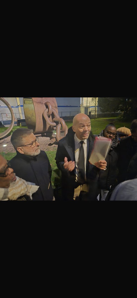 J'ai participé hier 4 fev 2026 à la commémoration du 232ᵉ anniversaire de l'abolition de l'esclavage en Frce décrété par la 1ere Répub
Cérémonie organisée par mn ami <a href="/ClaudeRibbe/">Claude Ribbe</a> devant le monument "Fers" dédié au général Dumas (né esclave) et aux ultramarins
#Dati2026 #Paris18