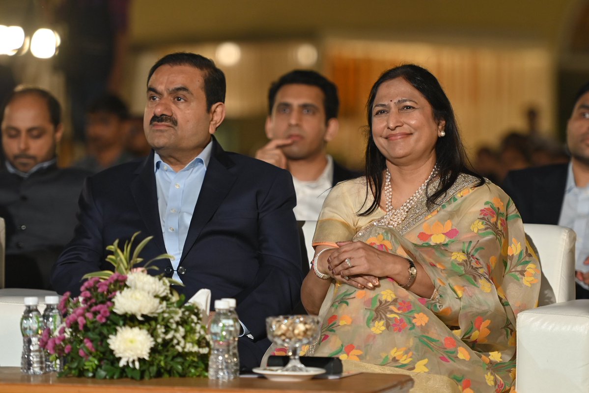 जीत और दिवा अपने वैवाहिक जीवन का एक वर्ष पूर्ण कर रहे हैं। इस सुखद अवसर पर उन्हें हार्दिक शुभकामनाएँ।

आज के ही दिन पिछले वर्ष उन्होंने ‘मंगल सेवा’ का संकल्प लिया था, जिसके तहत हर वर्ष 500 नवविवाहित दिव्यांग बहनों को प्रति बहन 10 लाख रुपये का आर्थिक सहयोग देने का प्रण किया गया,