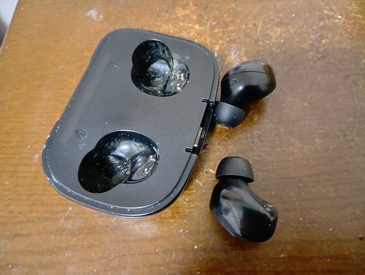 Amazonで新しいイヤホン買ったけどさっき落としてもう壊れました。なん