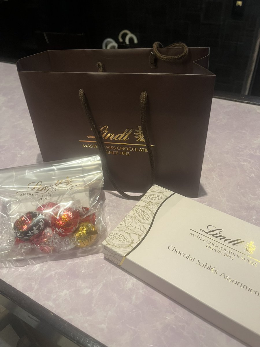 チョコレート大好き〜💖しかもLindt❣️
嬉しすぎたあ😭✨️家帰って紅茶入れて食べよ😳💗🫧🫖