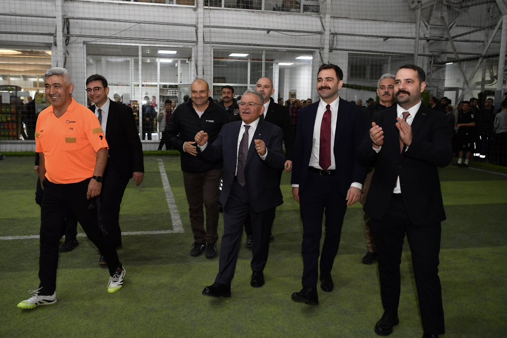 Öz Taşıma-İş Sendikamızın düzenlediği, Ulaşım A.Ş. personelimiz arasında gerçekleştirilen 4. Geleneksel Halı Saha Futbol Turnuvası’nın final maçında kıymetli çalışma arkadaşlarımızla bir araya geldik. 🥅

İşlerinde olduğu gibi sahada da adeta tek yürek, takım ruhuyla mücadele