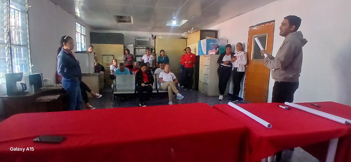 bettianaguevara's tweet photo. Desde la tierra del Comandante Chávez, Linda Barinas, se realizó un conversatorio sobre los hechos ocurridos el pasado #03E y un pancartazo, dónde expresamos el respaldo absoluto al presidente Nicolás Maduro y a la primera dama Cilia Flores.
#LosQueremosDeVuelta https://t.co/yU8d33FRm2