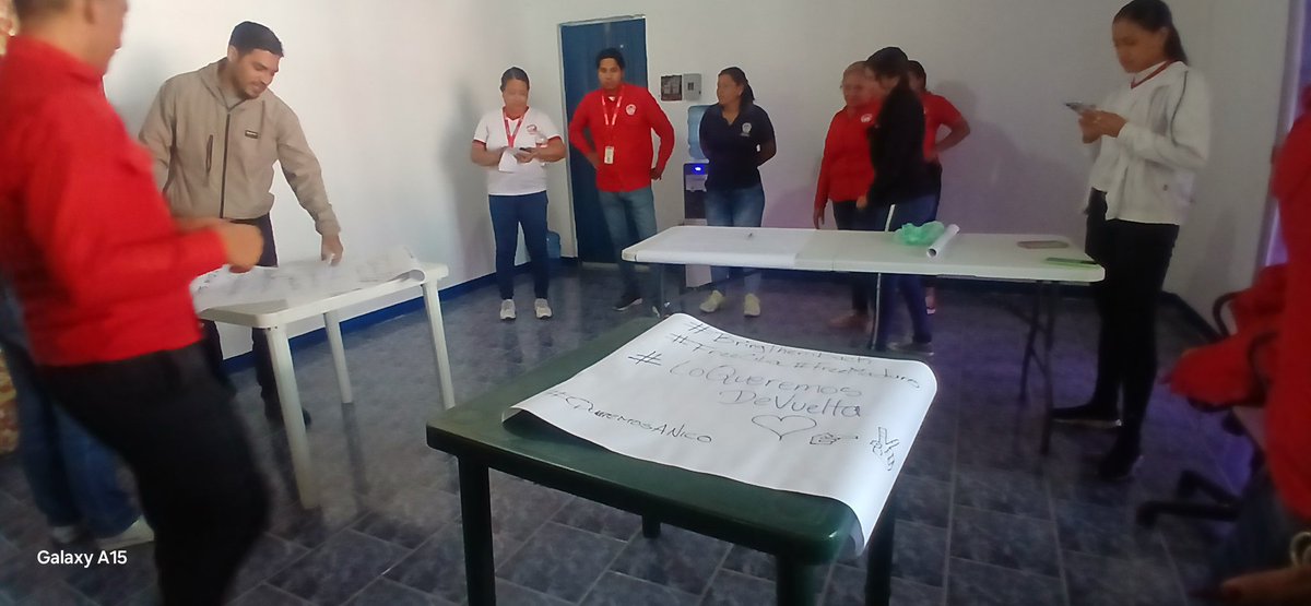 bettianaguevara's tweet photo. Desde la tierra del Comandante Chávez, Linda Barinas, se realizó un conversatorio sobre los hechos ocurridos el pasado #03E y un pancartazo, dónde expresamos el respaldo absoluto al presidente Nicolás Maduro y a la primera dama Cilia Flores.
#LosQueremosDeVuelta https://t.co/yU8d33FRm2