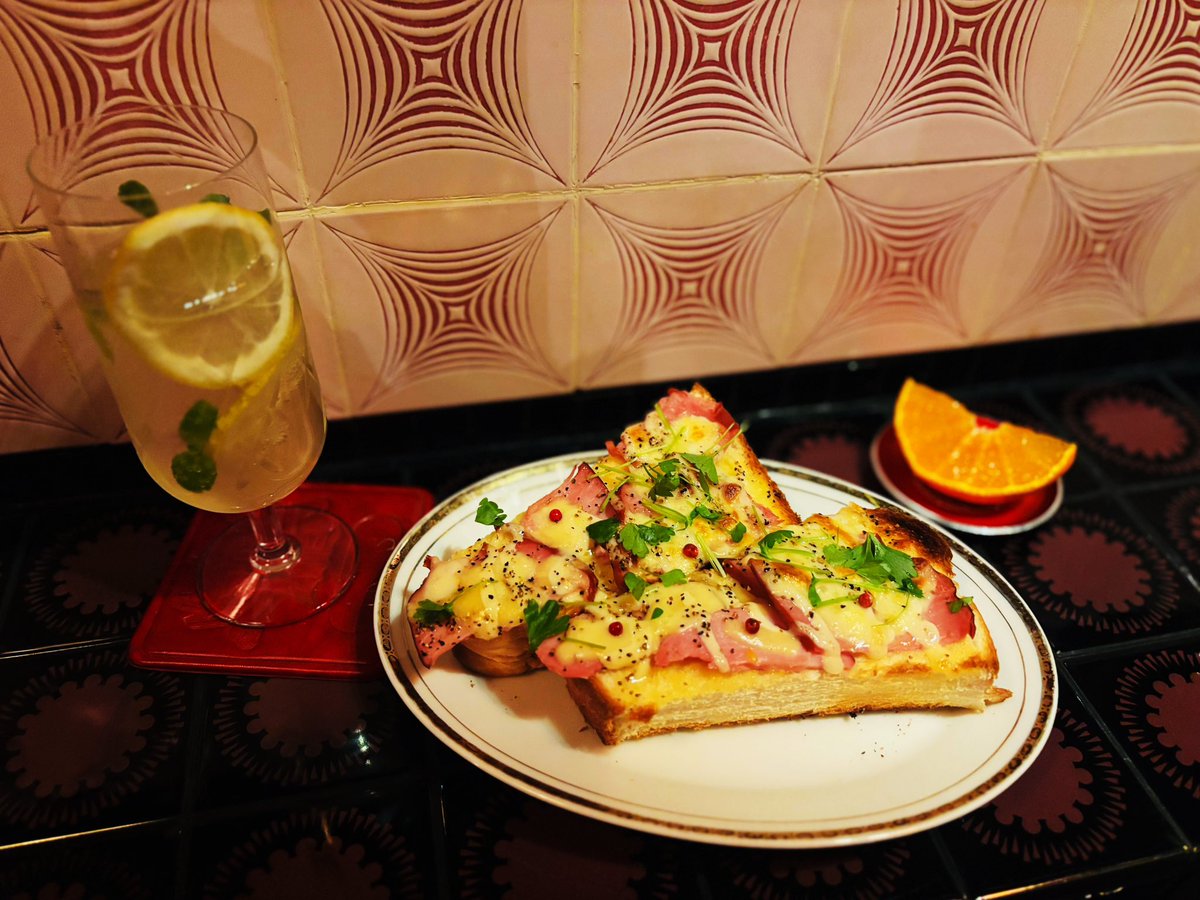 喫茶グランドオープンおめでとうございますということで、夜にハムチーズトースト
めっちゃ美味しい&amp;素敵でした〜〜〜❣️
そして眼福のマックスファクターのポスター