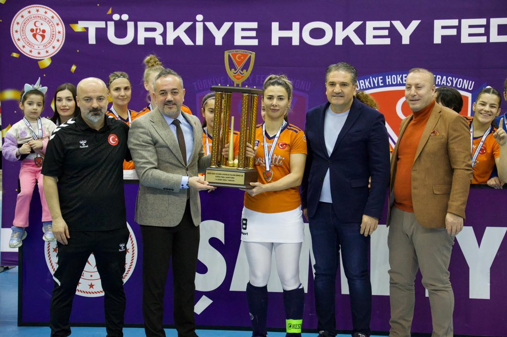 AliSahin501's tweet photo. Türkiye Hokey Federasyonu 2025-2026 Kadınlar Salon Süper Lig Süper Final Maçında Şampiyonluk ipini göğüsleyerek Türkiye Şampiyonu olan Gaziantep Polisgücü Kadın Hokey Takımını Kulüp Başkanı Mehmet Kaplan’ın şahsında kutlar, Avrupa Şampiyonalarında başarılar dilerim… @kaplanmehmett1