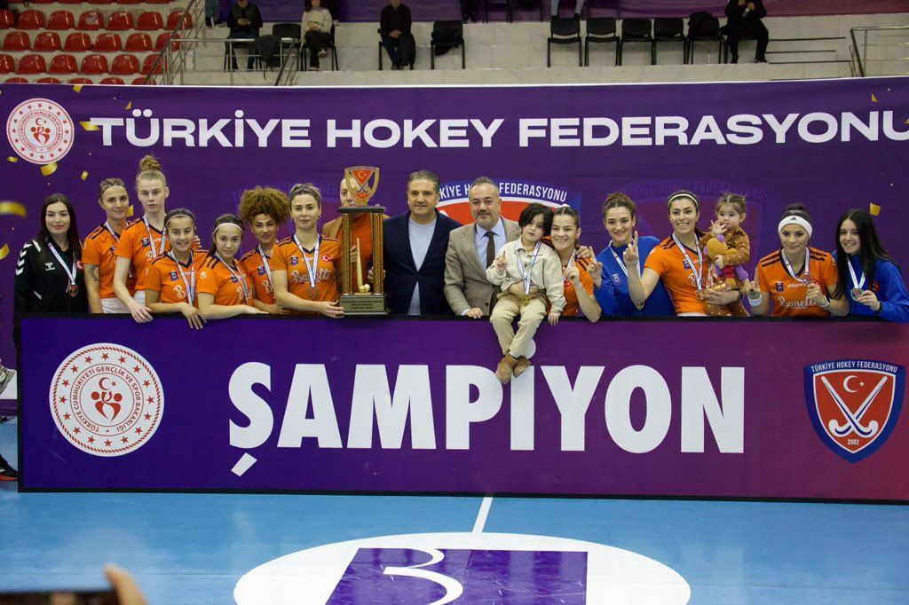 AliSahin501's tweet photo. Türkiye Hokey Federasyonu 2025-2026 Kadınlar Salon Süper Lig Süper Final Maçında Şampiyonluk ipini göğüsleyerek Türkiye Şampiyonu olan Gaziantep Polisgücü Kadın Hokey Takımını Kulüp Başkanı Mehmet Kaplan’ın şahsında kutlar, Avrupa Şampiyonalarında başarılar dilerim… @kaplanmehmett1
