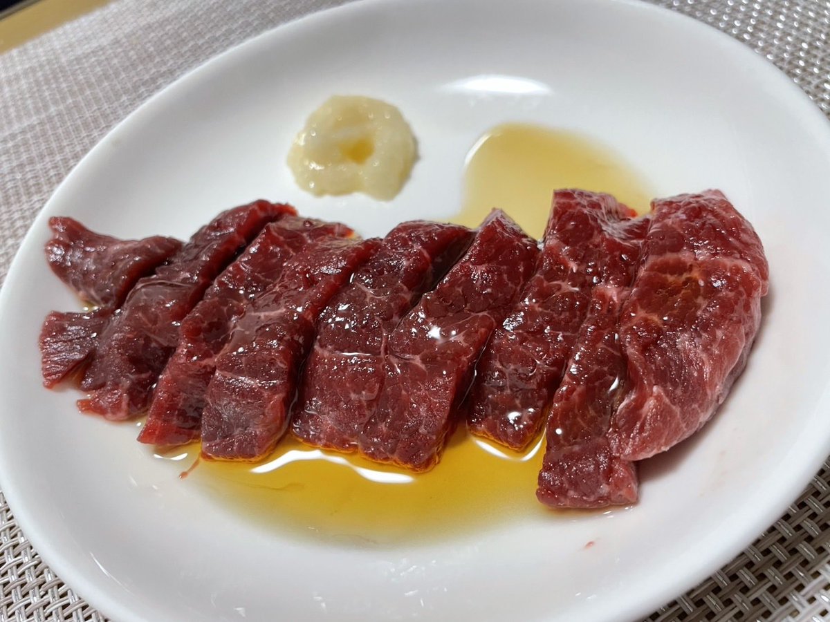 Fire_Drag0n_Yt's tweet photo. ここだけの話、鯨肉にゴマ油とニンニクをつけると馬刺しになるからマジで試して欲しい
本当にうまい https://t.co/baLpGbMPAM