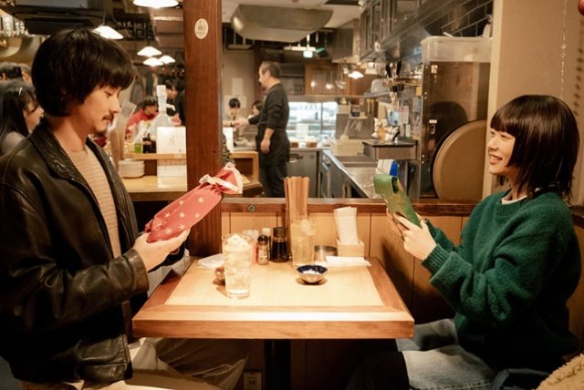 nnkt_pleats's tweet photo. 「冬のなんかさ、春のなんかね」4話。なにかと向き合うためには孤独であることが必要か、甘えか……みたいな、わたしもそれでうまくいかなかった大事な人がいたことを思い出してしまって苦しかった。いいドラマかどうか、ではないなもはや。物語と同じ、誰かにとって必要か、必要ではないか。

敵わなくて苦しいから辞めようと言われたこととか、きみは書けば書くほど孤独になっていくからやめなと言われたこととか、