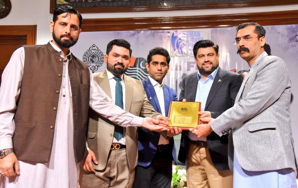 KamranTessoriPk's tweet photo. تحریکِ کشمیر پاکستان کی مکمل تکمیل کی جدوجہد ہے۔ یوم یکجہتی کشمیر پر پورا پاکستان کشمیری عوام کے ساتھ کھڑا ہے۔
کرکٹ کا میدان ہو یا بلوچستان، وزیر اعظم اور فیلڈ مارشل نے بھارت کا مکروہ چہرہ بے نقاب کر دیا۔ جموں و کشمیر میں بھارتی مظالم اور دوہرے معیار کی عالمی مذمت جاری ہے۔ https://t.co/LDVlTyoRUA