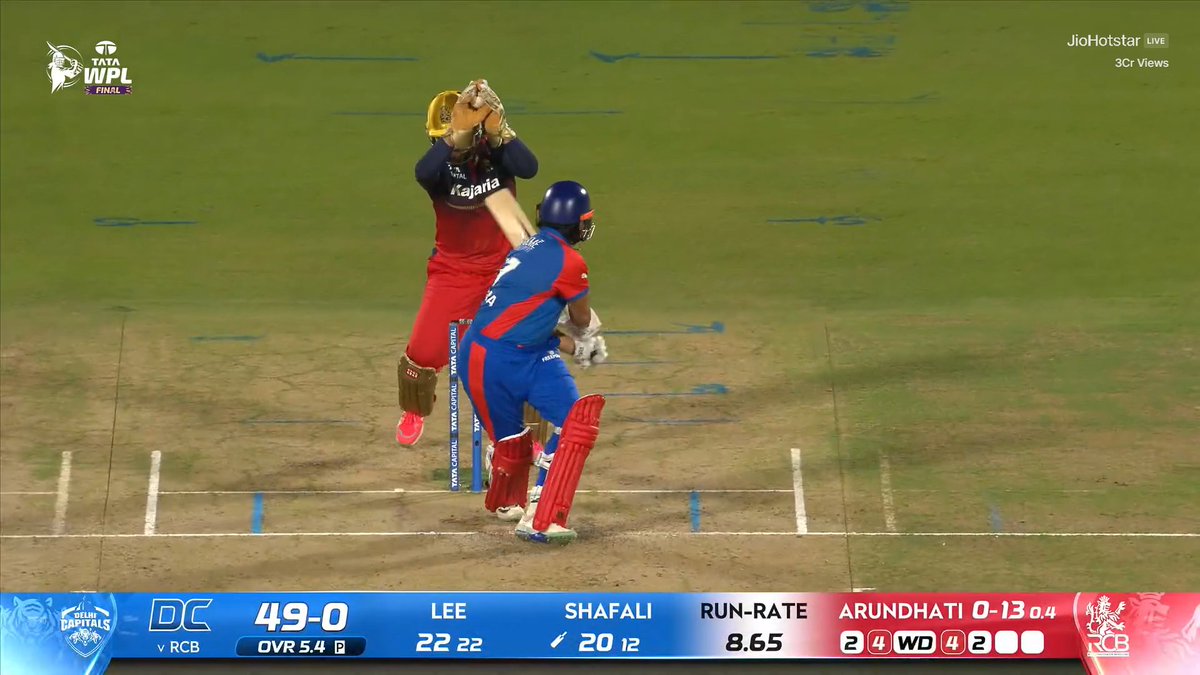 CricHitmanThala's tweet photo. WHAT. A. CATCH 🤯🔥
Richa Ghosh just pulled off magic
karta hai?
#WPLFinal
#DCWvsRCBW
#WPL2026 https://t.co/cv9Y5RVW6A