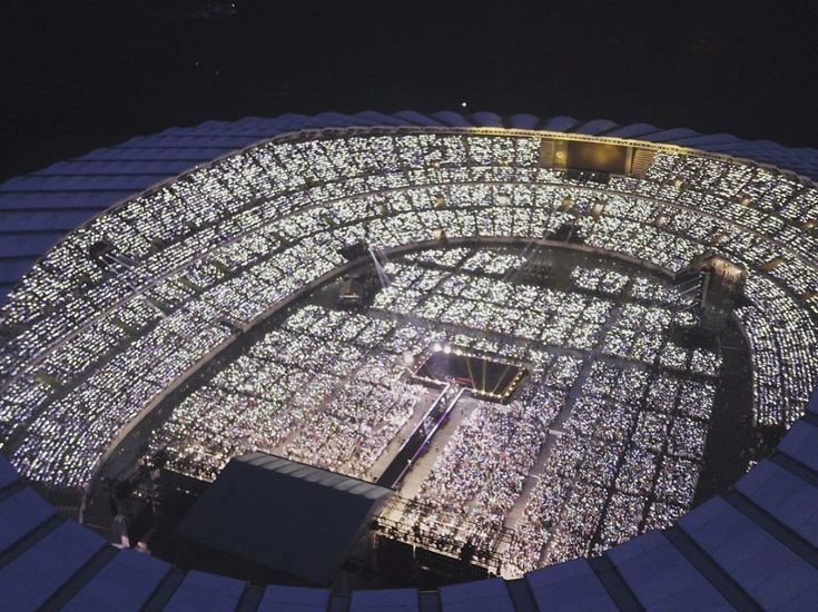 solmerv's tweet image. "Who's gonna sing " idk you tell me

BTS as                                         BTS as     
a group                                          soloists