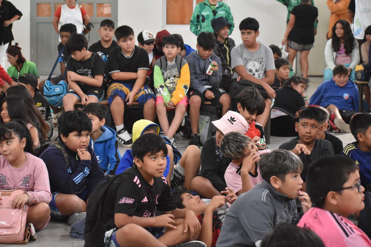 SenafRN's tweet photo. LÍNEA 102 EN LA COLONIA DE VERANO ☀️
Más de 180 niñas y niños conocieron la Línea 102 y aprendieron a pedir ayuda y hablar con personas de confianza.
📞 Escuchar y acompañar es garantizar derechos.
#Línea102 #SENAF #ColoniaDeVerano #Viedma #RíoNegro https://t.co/I1pbq8hUBE