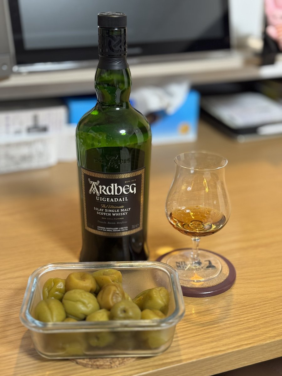 whisky_uu's tweet photo. 久々に飲んでるアピール！
背景がうるさい… https://t.co/zWHOpO2NTQ