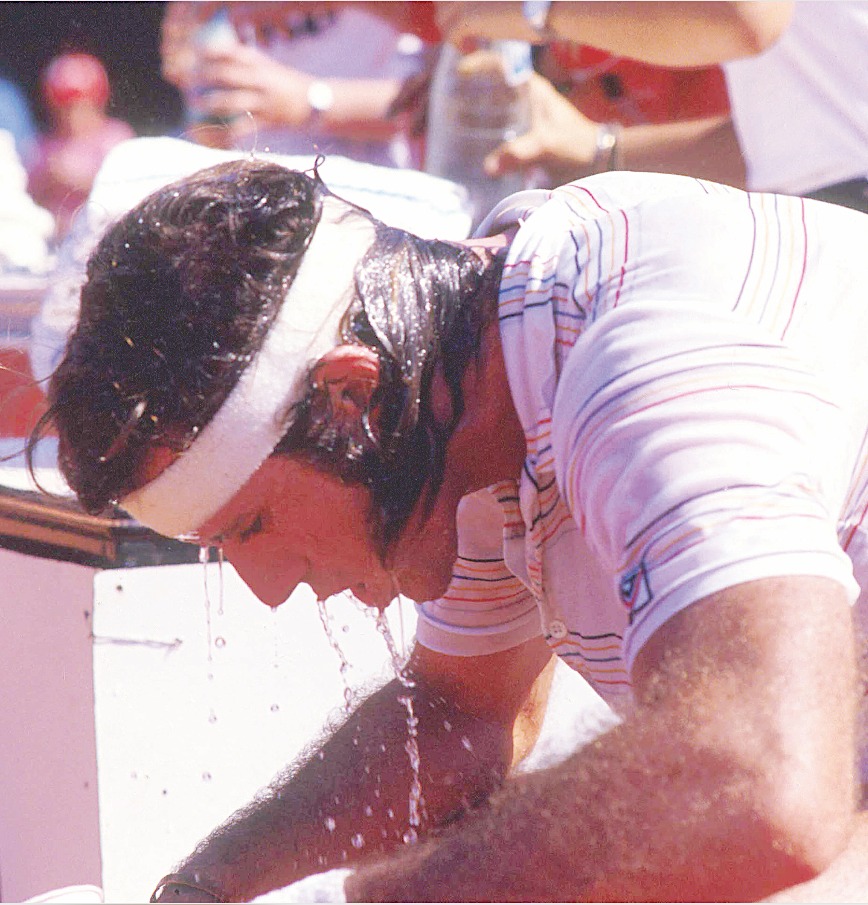 Esfuerzo 2 de 2: <a href="/GuilleVilasOK/">Gᴜɪʟʟᴇʀᴍᴏ Vɪʟᴀs</a> durante las semifinales de #CopaDavis 1981 entre la Argentina y Gran Bretaña, en el <a href="/buenosairesLTC/">Buenos Aires L.T.C.</a>. Ganó sus dos singles: a Buster Mottram 6-3, 6-1 y 6-1 y a Richard Lewis 6-0 y 6-3.

📷 ✍️ <a href="/puppotenis/">Eᴅᴜᴀʀᴅᴏ Pᴜᴘᴘᴏ</a>