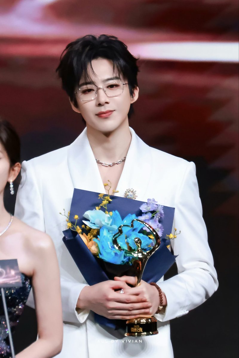 he often used various of glasses but i’m such a weak with this one 🫠🫠🫠 alwaysssss