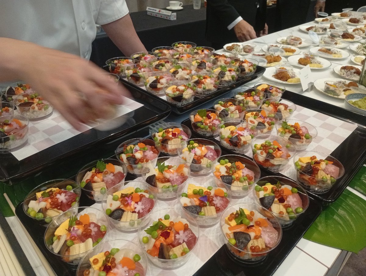 君が代が最も似合わない人間ですが(義務教育+7年間歌わせない環境下にいましたので)、招待されたので行ってきました。今年は運輸大臣の出席無し、ヨナン先生もブディカルヤ先生の姿もなく。が、鉄道総局長に挨拶と記念撮影出来たのは◎。