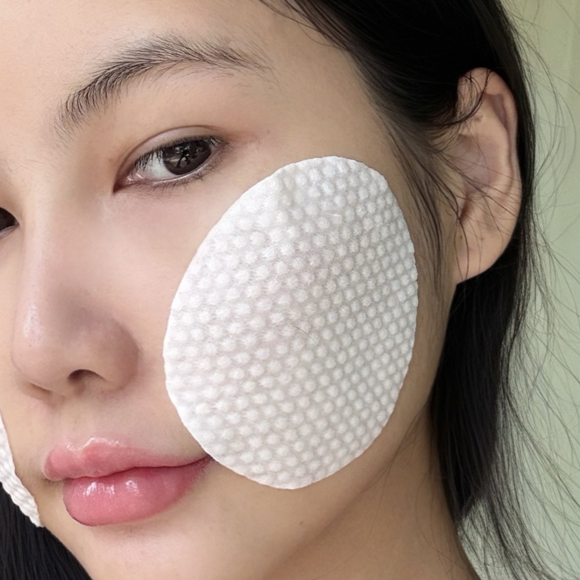 Toner Pad ตัวโปรดของ NEEDLY ส่วนตัวยังไม่เคยเจอแบรนด์ไหนทำโทนเนอร์แพดหนาเท่านี้มาก่อน แล้วแผ่นใหญ่ 8cm แผ่นเดียวจบ ทั้งเช็ดทำความสะอาด ให้ความชุ่มชื้น ผลัดเซลล์ผิว ใช้ด้านนูนเช็ด แล้วใช้ด้านเรียบมาสก์ผิวต่อได้เลย ชอบมากก