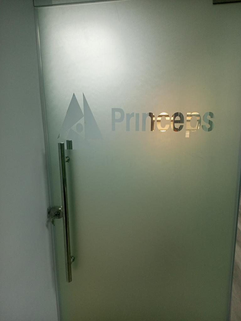 RegnantS's tweet photo. Well installed film frosting with neat design cutting. https://t.co/vO1MIuHx3b