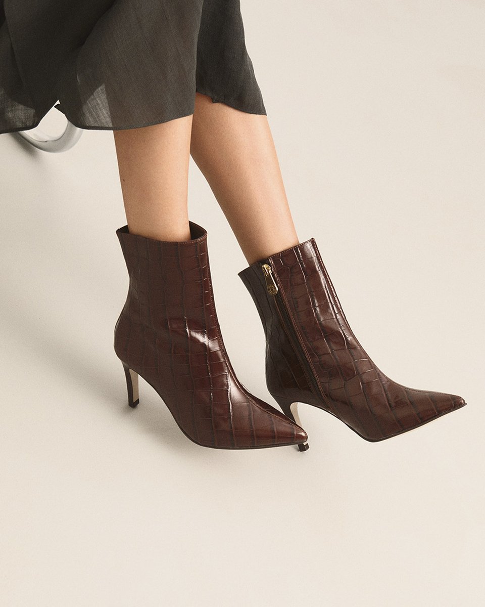 pmcalzado's tweet image. Los modelos más deseados del invierno están a punto de agotarse y no volverán. Elige los botines que causan sensación y lúcelos con estilo propio.

Últimas tallas disponibles en nuestra tienda online🛍️  goo.su/EWk3Uz

#pedromiralles #pmlovers #botines #ankleboots