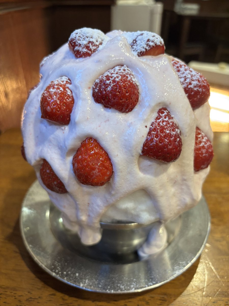 mi_FRDC's tweet image. 🍧生いちご
📍サクラ咲
ちょうどこっちの方に用事があったので行ってきました☺️かき氷こんなに食べてる私が、世界一上手に食べきることが出来ないお店です😉中身そんなに詰まってる系じゃないけど、追いソース＋蜂蜜もくれるから結構最後まで味濃いまま楽しめるのが良き🙆‍♀️🫶苺もとっても美味しかった🍓