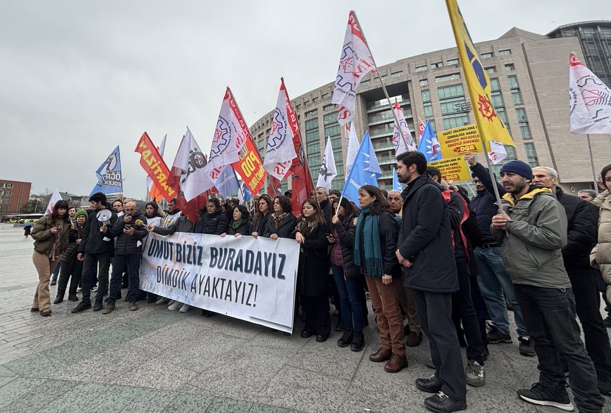 İktidar SGDF'li yoldaşlarımızı tutukluyor. Siyasi kırım operasyonlarına karşı bir aradayız, tutuklanan bütün arkadaşları mutlaka alacağız.

Umut Biziz Buradayız!