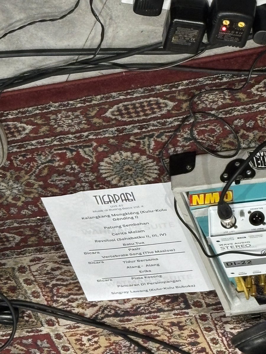 yanitedbks's tweet photo. first time ever seeing @tigapagi live, and in such an intimate setting too. the night felt so warm dan syahdu bgt, beneran magical! absolutely loved their new album. revolusi (sahabatku II, III, IV) &amp; patung sembahan is definitely my fav song from the album 💫 https://t.co/97qQ0CJ2Zu