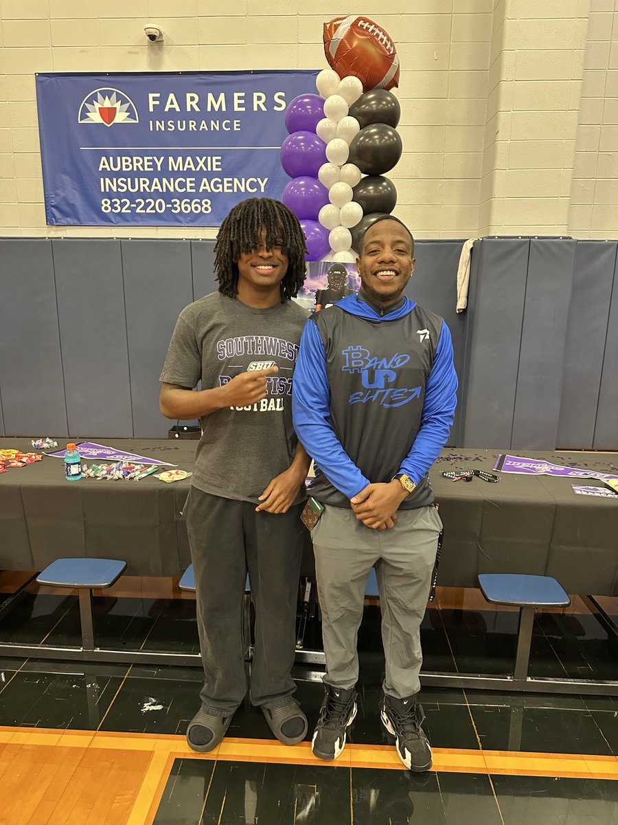 CoachRookg's tweet photo. Sometimes you gotta pop ya collar S/0 to these to guys for believing in the vision and trusting the process #SBG #DBguru
#1000% https://t.co/sptYsLMUzP