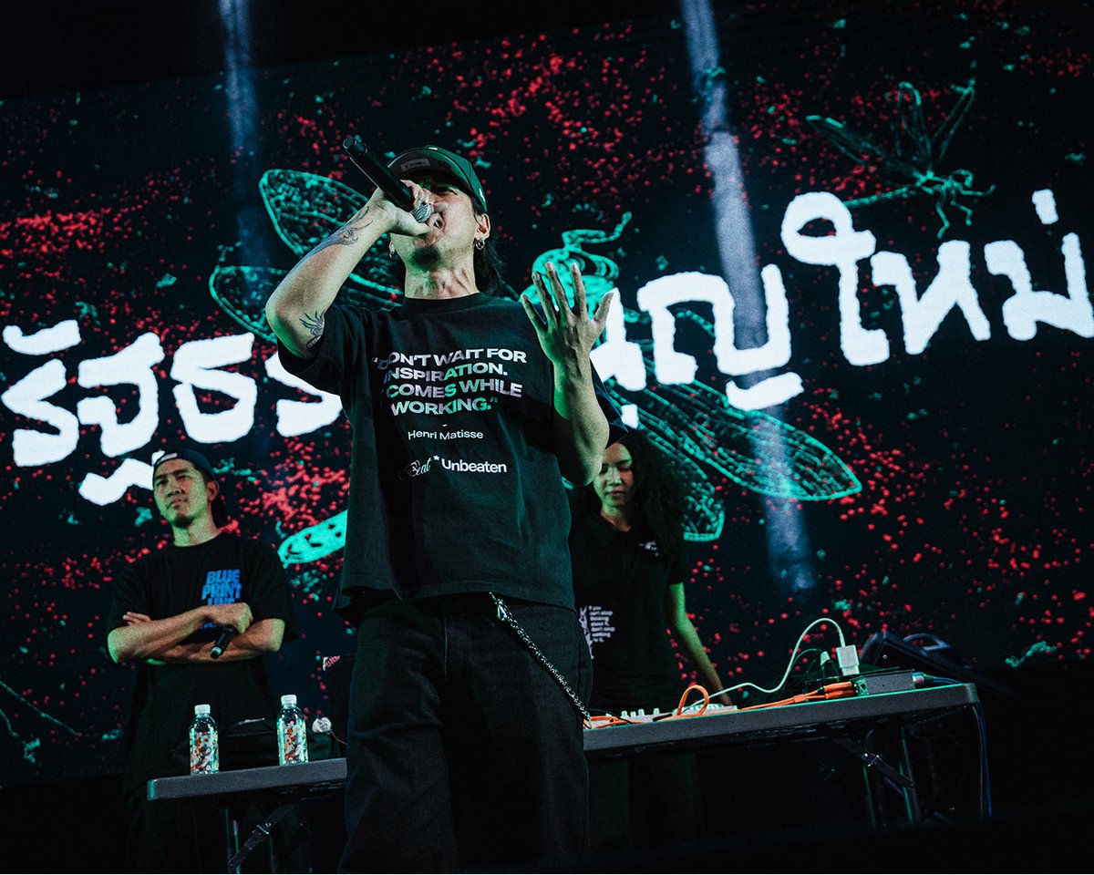 rapconthailand's tweet photo. แรปคอน (RⱯPCON) เปิดตัวทะลุจุดเดือด 🔥🔥🔥 ด้วยพลังดนตรีเห็นชอบ ขอบคุณคนดูทุกคนเมื่อคืนที่ใส่ไม่ยั้งกับพลังเห็นชอ��� [3]

📷 ขอบคุณรูปภาพจาก @แมวส้มประชาไท
#RAPCON #RAPCONBKK #RAPCONConcert #BACC #ConcertBKK #เห็นชอบ https://t.co/sHNuFjBFOo
