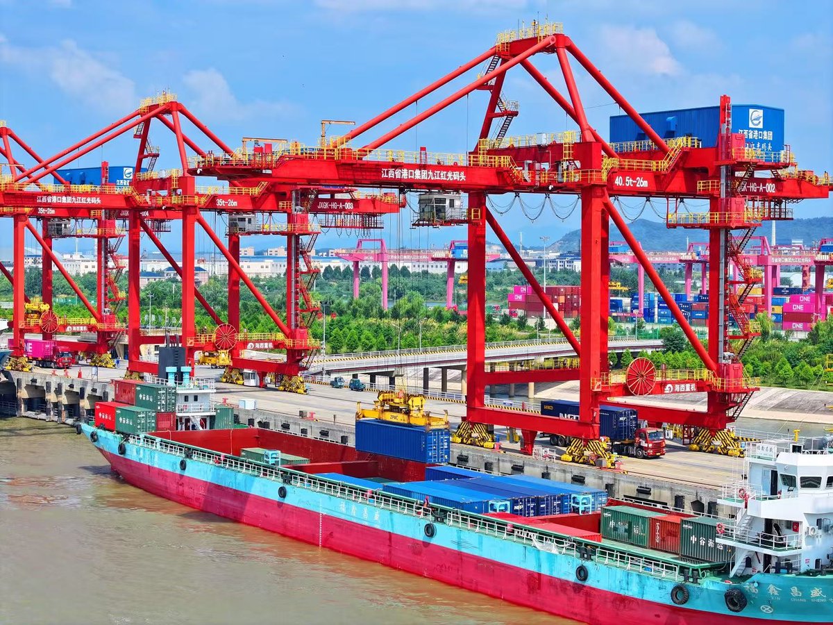 MeetJiangxi's tweet photo. 🚢 Jiangxi Welcomes Its First Direct International Cargo Ship of the Year

Under customs supervision in Jiujiang, a Belize-flagged cargo ship loaded with 2,450 tons of calcium chloride departed from Hongguang International Port in Pengze, heading straight for Incheon, South Korea.

It’s the province’s first direct international voyage of the year — and the first ship in over a decade to complete both entry and exit at Jiujiang Port, injecting fresh momentum into regional foreign trade.

#GlobalTrade #JiangxiPorts #trending  #development

@xuejianosaka @salahzhang @pan_xuesong @zhang_heqing @consulat_de @RibiaoChen