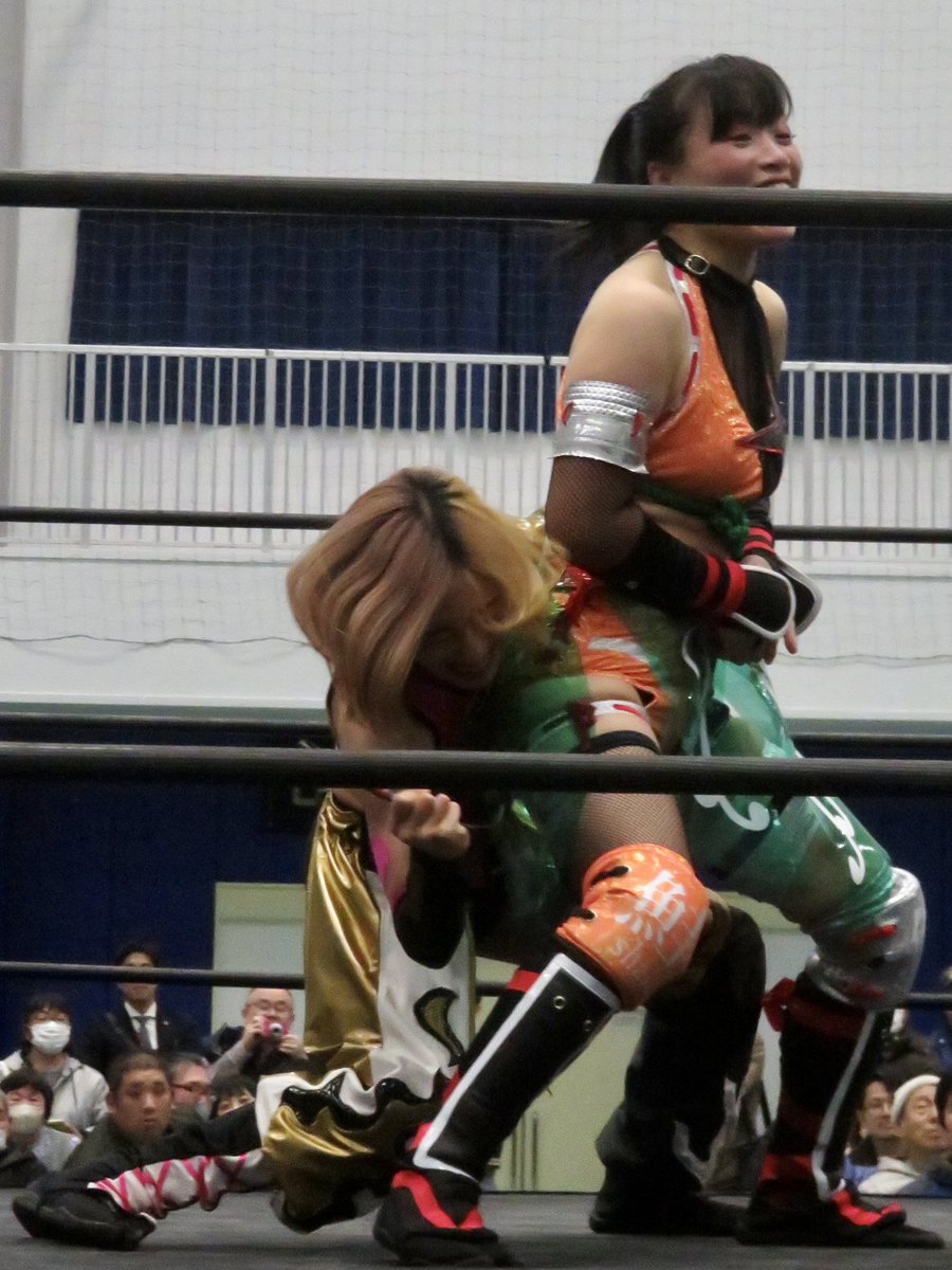 tatata_19's tweet image. 2026.2.1 みんなの絆リング～助け合いの輪～越谷市地域スポーツセンター
#KONOHA 選手(2)
試合前のボディチェックでは隠していた凶器が全ては見つからず、試合中に #海乃月雫 選手に見つけられて、逆に使用されてしまう😣
#プロレスの聖地復活
#プロレスリング銀河騎士団
#iceribbon #はっぴぃかめら