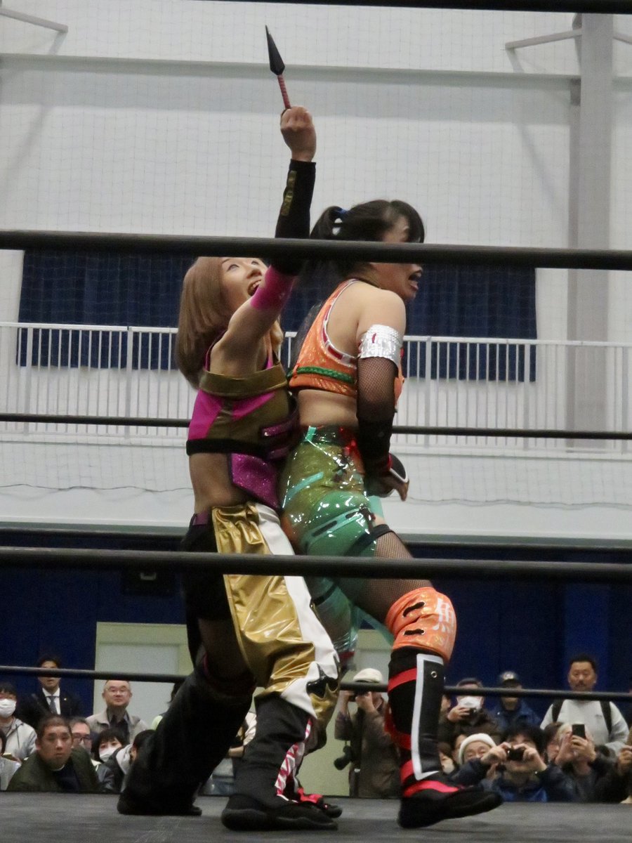 tatata_19's tweet image. 2026.2.1 みんなの絆リング～助け合いの輪～越谷市地域スポーツセンター
#KONOHA 選手(2)
試合前のボディチェックでは隠していた凶器が全ては見つからず、試合中に #海乃月雫 選手に見つけられて、逆に使用されてしまう😣
#プロレスの聖地復活
#プロレスリング銀河騎士団
#iceribbon #はっぴぃかめら