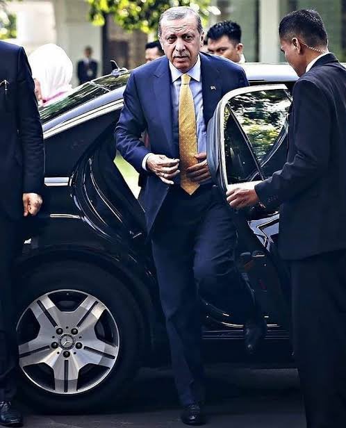 Teşekkürler Recep Tayyip Erdoğan 

Barajlar YAPTI
Tüneller YAPTI
Köprüler YAPTI
Metrolar YAPTI
Limanlar YAPTI
Marmaray YAPTI
Statyumlar YAPTI
Tersaneler YAPTI
Hızlı Trenler YAPTI
Havaalanları YAPTI
Milli silahlar YAPtı
Üniversiteler YAPTI
Nükleer santral YAPTI
Milli Helikopter