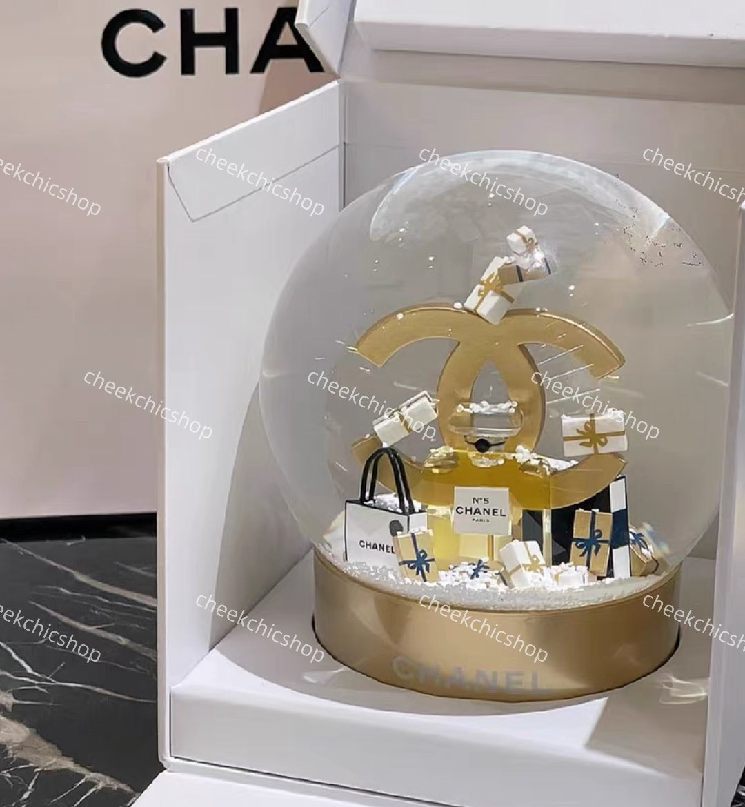cheekchicshop's tweet photo. ส่งต่อ (ลูกบอลหิมะ) ของขวัญสมาชิก Chanel คริสต์มาส 2023 ❄️🎅🏻 ของแท้ 100% 

1350 รวมส่ง 

- ได้รับเป็นล็อตแรก สภาพ 100% 
- เก็บไว้เฉย ๆ ไม่เคยเล่น 
- เขย่า ตัวเกล็ดหิมะจะฟุ้ง สวยงามมาก 

#ส่งต่อchanel #ส่งต่อแบรนด์เนม https://t.co/i9GS31VLYx