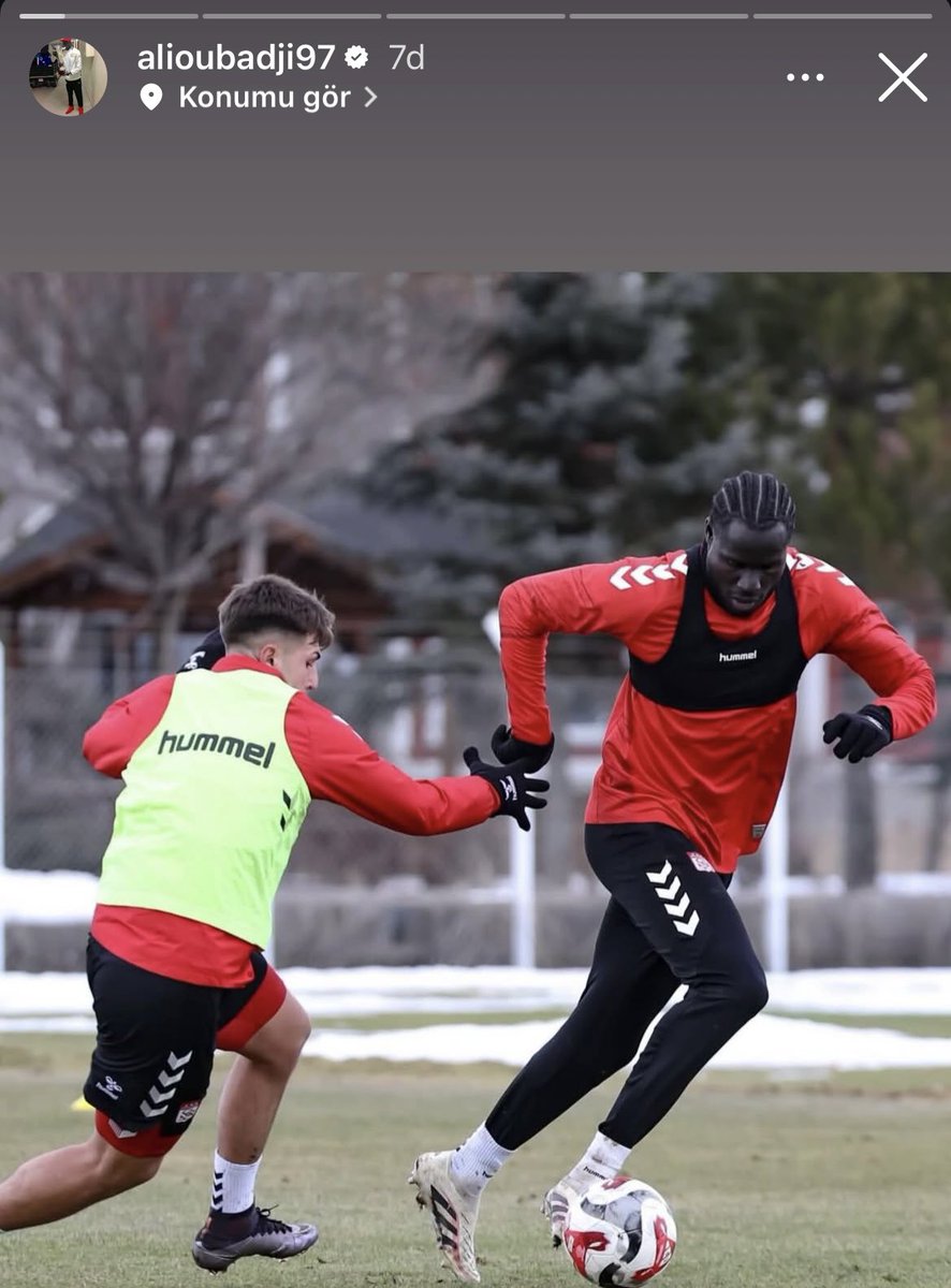 BeratCtn58's tweet photo. Sivas’a geldiğinden beri 3-4 hikaye anca atan Badji bugün 5 tane hikaye art arda paylaştı.Bunlar Sivas ve Sivasspor’la ilgili.Taraftarın üzerine oynadığı apaçık belli gibi ? https://t.co/5PW3WCls4M